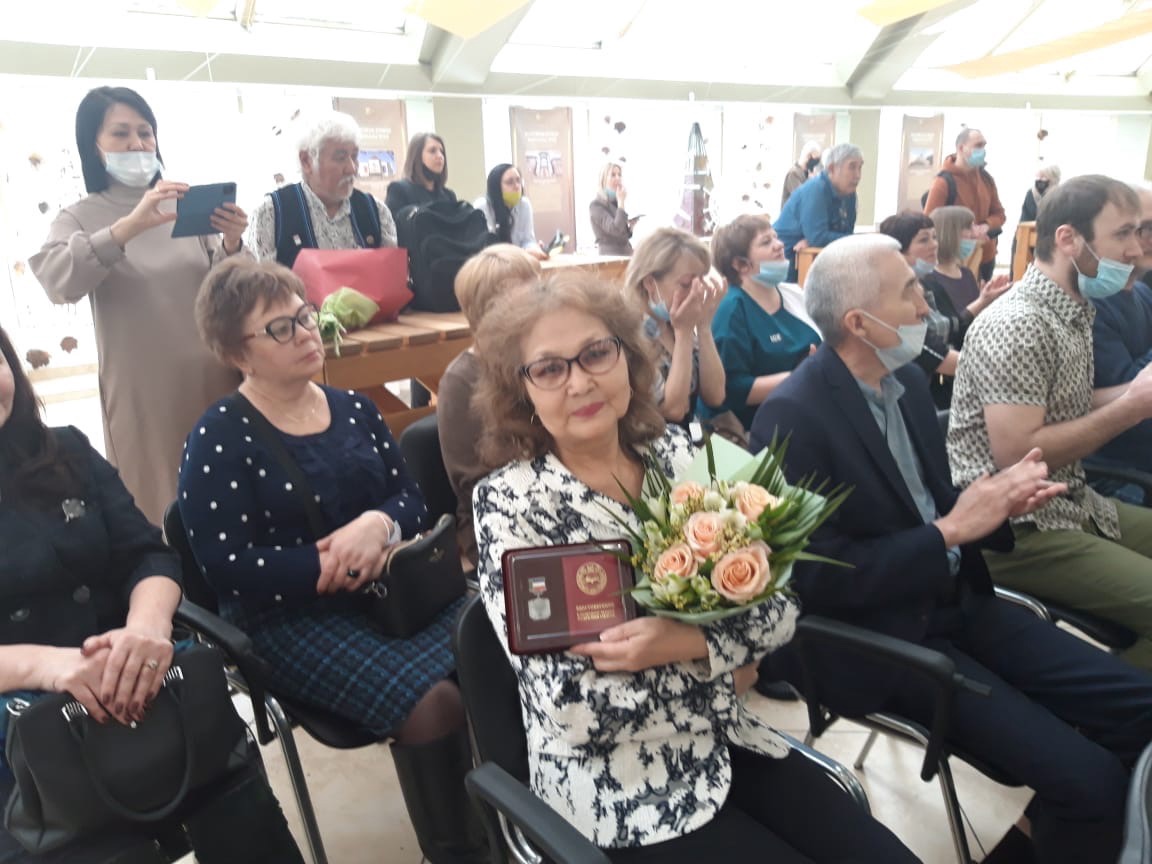 Заведующая труппой Хакасского национального театра награждена почетным званием