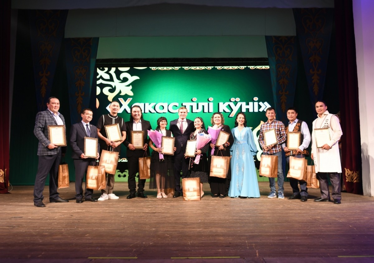 В День хакасского языка Правительственными наградами отмечены артисты Театра Топанова