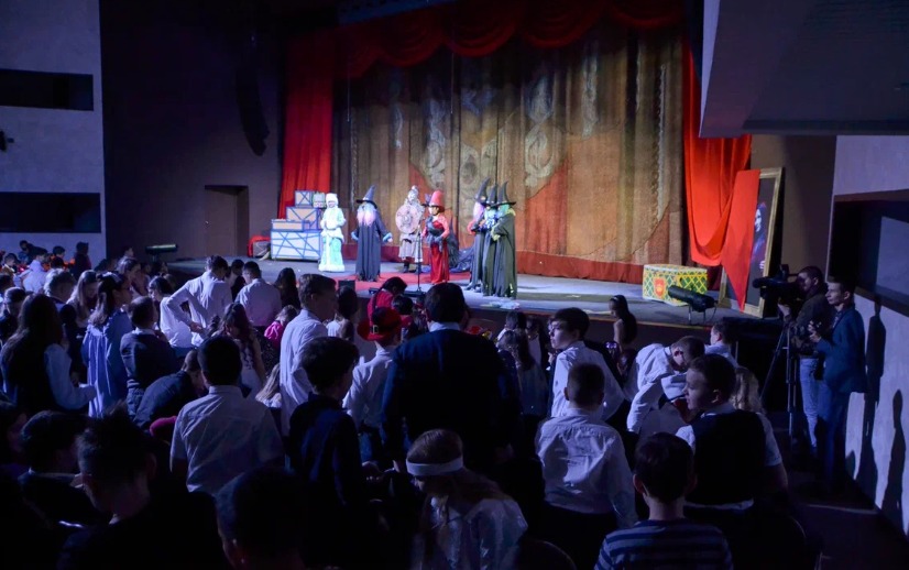 Волшебной сказкой «Тайна замка на холме» театр Топанова поздравил юных жителей республики на празднике Правительственной Ёлки