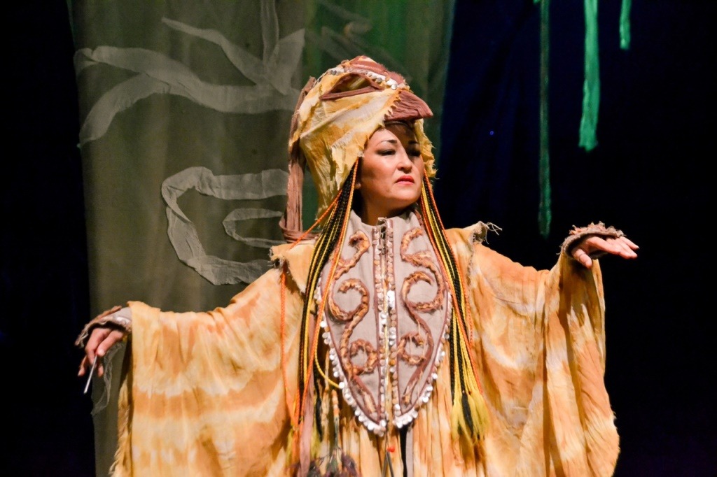 Артисты Хакасского национального драматического театра имени А.М.Топанова приглашают на премьеру этносказки «Тимирхол - кабарга»