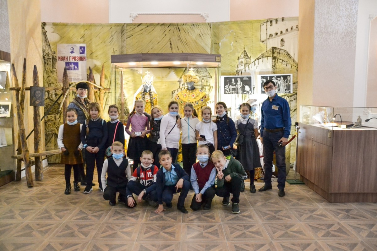 Хакасский национальный  театр имени А.М. Топанова приглашает  жителей  республики  на  экскурсию выходного дня.