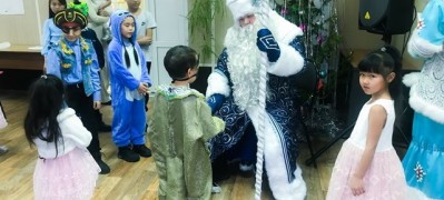 Театр Топанова поздравил детей подшефного села Карагай с Новым годом