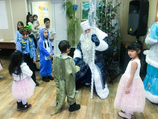 Театр Топанова поздравил детей подшефного села Карагай с Новым годом