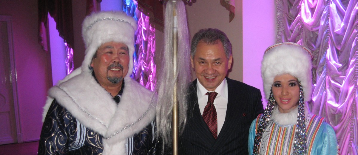 Дед Мороз и Снегурка из Хакасии поздравили с Новым годом Министра обороны России